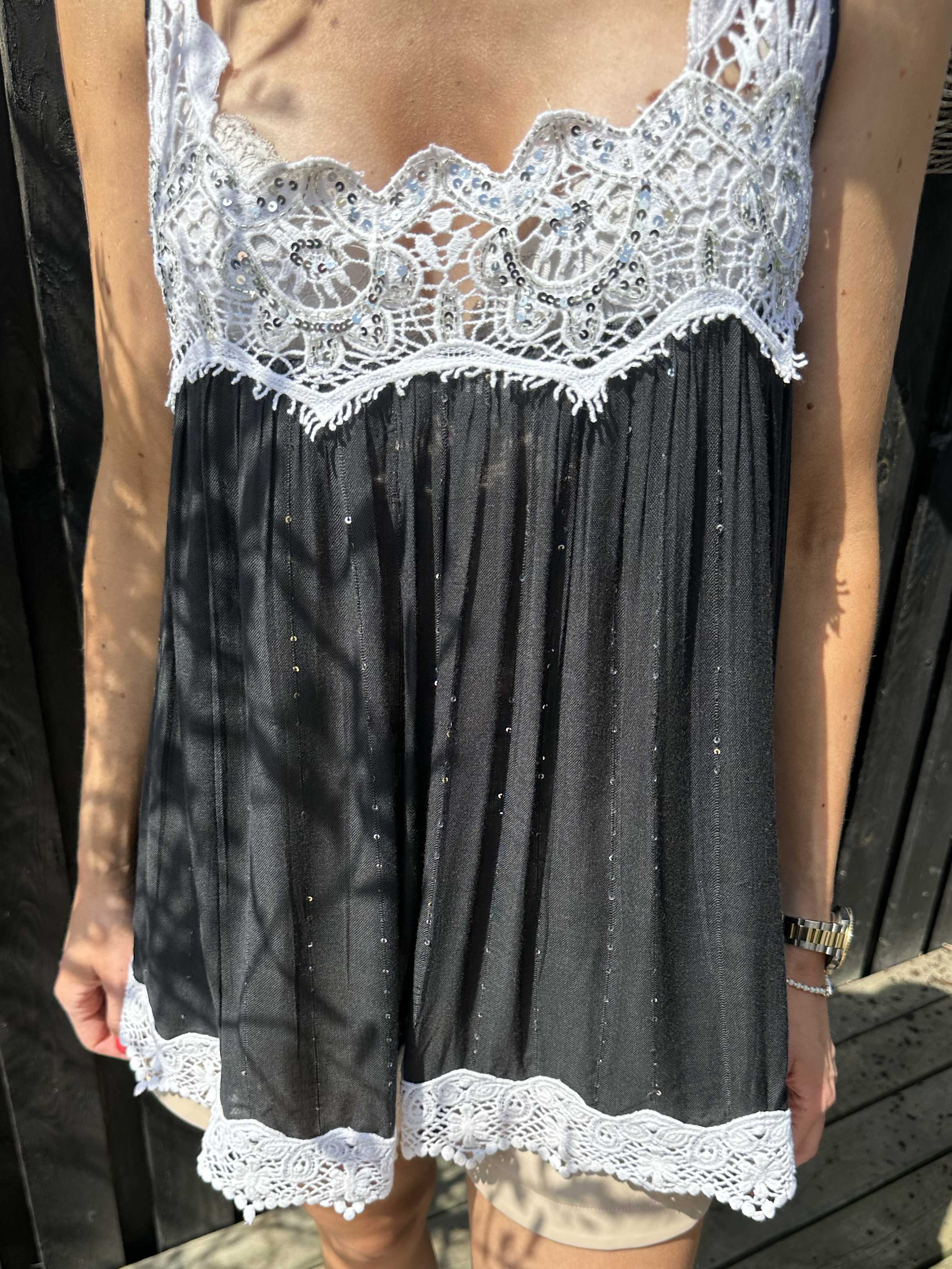 Opal - Söt topp med broderade detaljer och paljetter